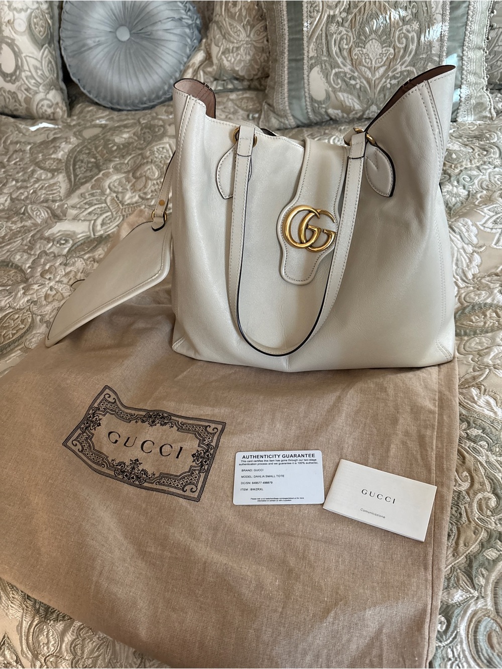 Gucci Cream Leather Shoulder Bag with Gold Double G